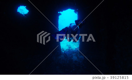 沈没船に潜入するダイバー 39125815