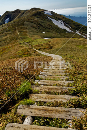 上越国境・平標山から見る仙ノ倉山方面への登山道 39127132