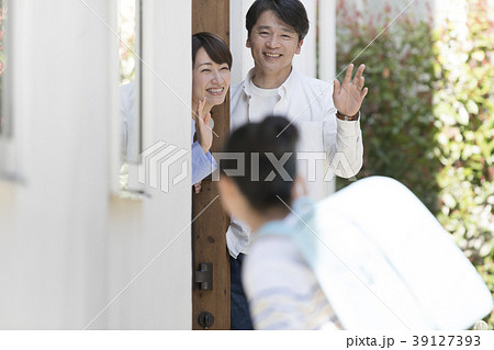娘　登校　お見送り 39127393