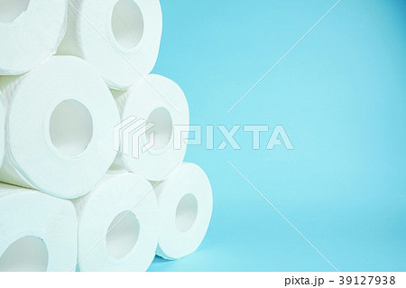 日用品　山積みのトイレットペーパー　シンプル素材　水色背景 39127938