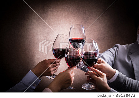 ワインで乾杯 39128472