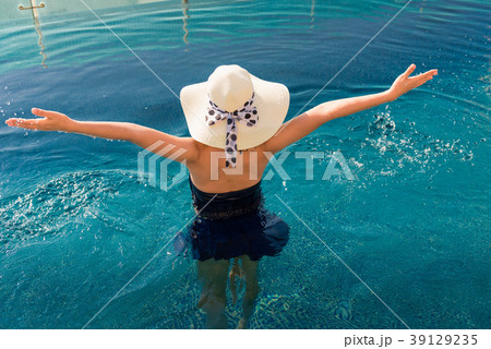 Asian woman relaxing in swimming pool  39129235