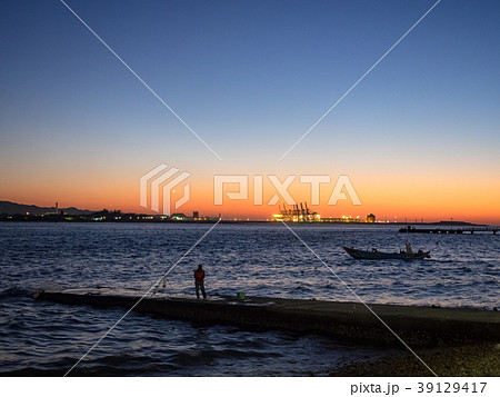 夕日 夕焼け 釣り人 39129417