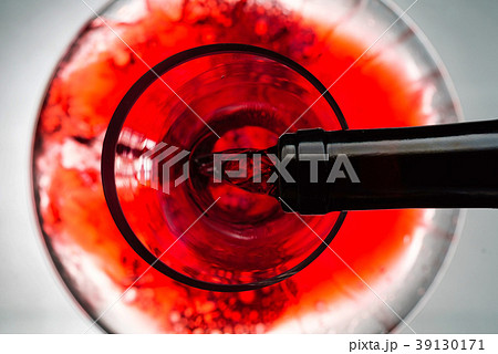 Red wine pouring in decanter Red wine pouring in decanter 39130171