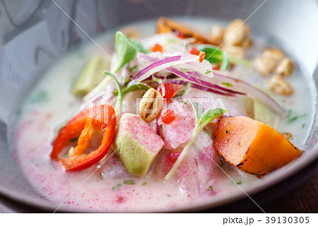 Sevice with salmon and mango 39130305