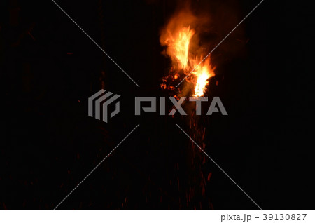 闇を走る炎(東大寺・二月堂のお水取り/奈良県奈良市雑司町) 闇を走る炎(東大寺・二月堂のお水取り/奈良県奈良市雑司町) 39130827