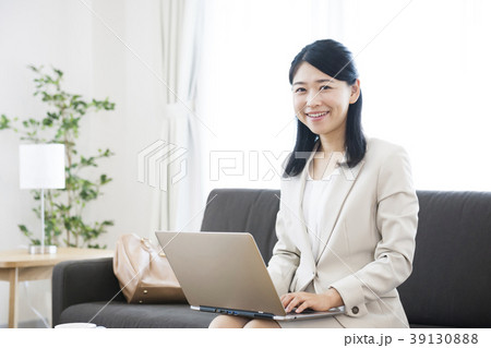 働く若い女性 ビジネスウーマン 支度 準備 出社前 働く若い女性 ビジネスウーマン 支度 準備 出社前 39130888