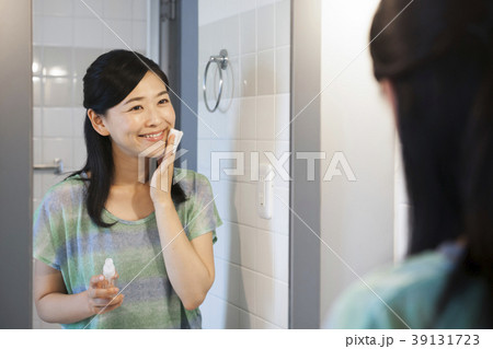 ビューティー　スキンケア　若い女性　ライフスタイル　支度　　休日 39131723
