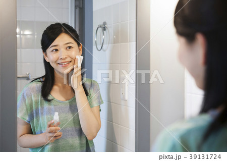 ビューティー　スキンケア　若い女性　ライフスタイル　支度　　休日 39131724