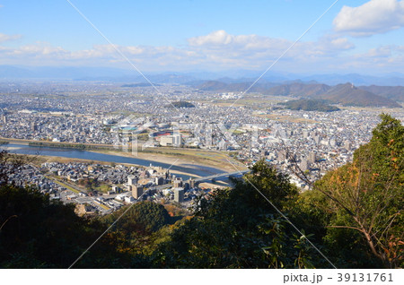 金華山の山上から眺めた長良川・長良橋・長良川球場(岐阜県岐阜市) 金華山の山上から眺めた長良川・長良橋・長良川球場(岐阜県岐阜市) 39131761