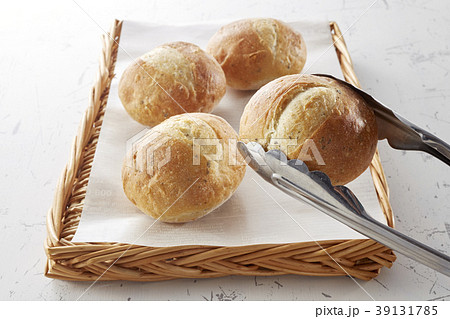 バジルのハーブパンの写真素材