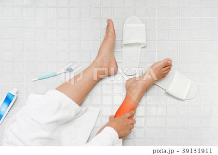 Retirement woman fell down in a restroom Retirement woman fell down in a restroom 39131911