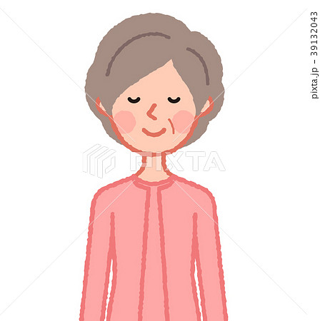 目を閉じるシニア女性 39132043