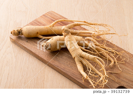 毛人参 カッティングボードの上の高麗人参 毛人参 カッティングボードの上の高麗人参 39132739