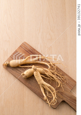 毛人参 カッティングボードの上の高麗人参 毛人参 カッティングボードの上の高麗人参 39132741