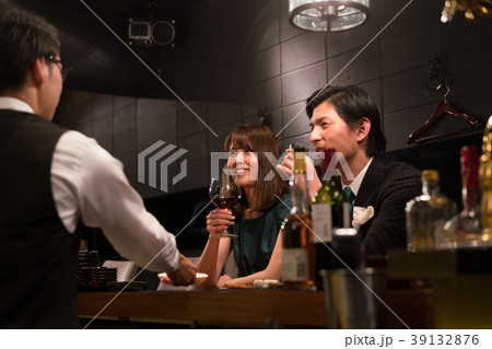 バー　カップル 39132876