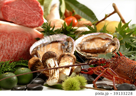 秋の味覚 食べ物 野菜 肉 食材 えび きのこ 高級食材 秋食材イメージ 果物 食欲の秋の写真素材