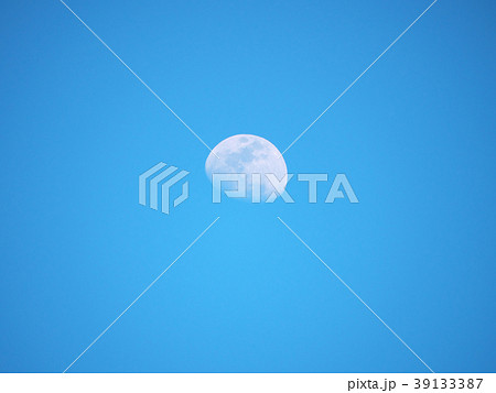 青空と月　2018年2月27日　月齢 11.2 39133387