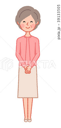 微笑みながら手を揃えて立つシニア女性 39133505