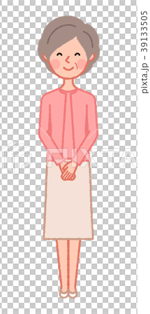 微笑みながら手を揃えて立つシニア女性 39133505