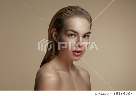 Portrait of a young girl. 39134637