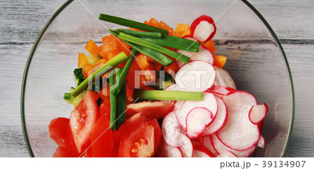 Glass bowl with cut vegetables for a vegan salad 39134907