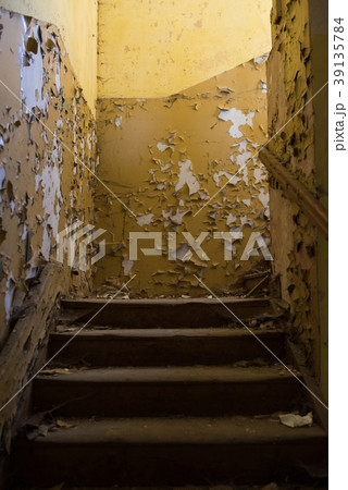 Old grungy stairs in old neglected building 39135784