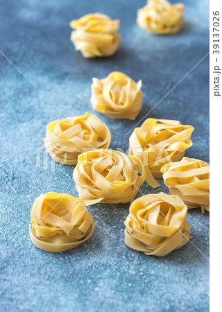 Raw fettuccine pasta 39137026