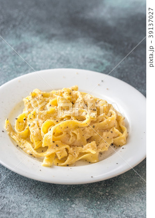 Portion of fettuccine Alfredo 39137027