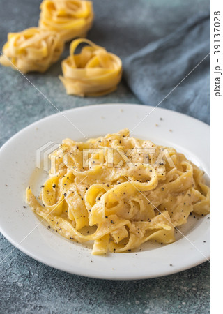 Portion of fettuccine Alfredo 39137028
