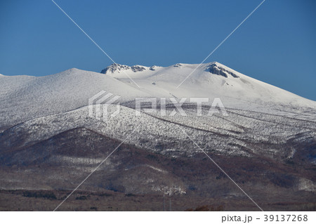 早春の快晴の青空をバックに北海道森町の砂原岳の頂上付近の風景を七飯町側から撮影 39137268