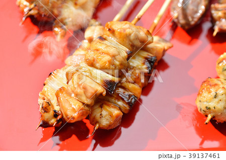 焼鳥(ヤキトリ、串焼き)の盛り合わせイメージ。ねぎま、つくね、焼鳥(鶏肉)、砂肝。焼物イメージ。 焼鳥(ヤキトリ、串焼き)の盛り合わせイメージ。ねぎま、つくね、焼鳥(鶏肉)、砂肝。焼物イメージ。 39137461