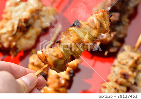ネギマ ねぎま 焼き鳥 串焼きを持つ手 ヤキトリ 串料理 焼物 焼き鳥 ねぎま を持つ手です の写真素材