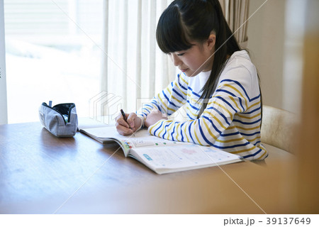 窓際で勉強をする女の子 39137649