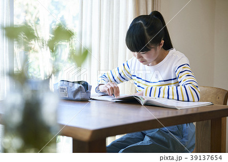 窓際で勉強をする女の子 39137654