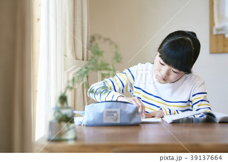 窓際で勉強をする女の子 39137664