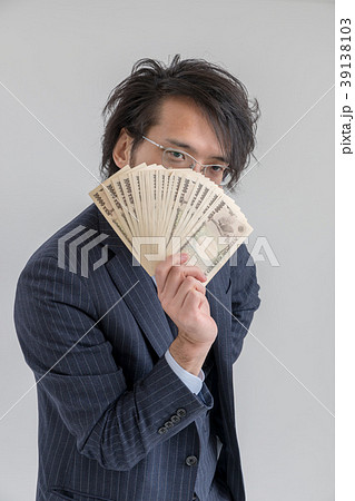 成金アピールが甚だしいスーツの男 39138103