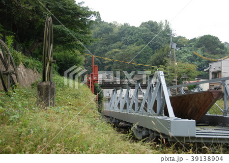 蹴上インクラインで使われた「巻き戻し滑車(左)」と「台車(復元)(右)」（京都市東山区） 39138904