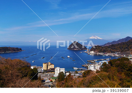 【静岡県・観光名所】発端丈山から見る淡島・富士山・内浦湾(コピースペース) 【静岡県・観光名所】発端丈山から見る淡島・富士山・内浦湾(コピースペース) 39139007