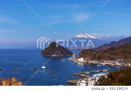 【静岡県・観光名所】発端丈山から見る淡島・富士山・内浦湾(コピースペース) 【静岡県・観光名所】発端丈山から見る淡島・富士山・内浦湾(コピースペース) 39139024