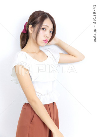 若い女性　ファッション　ポートレート 39139741