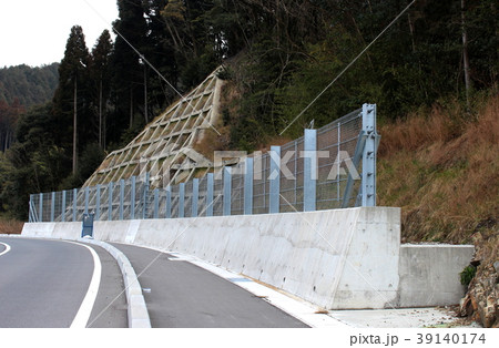 落石防護フェンスおよび法枠工 落石防護フェンスおよび法枠工 39140174