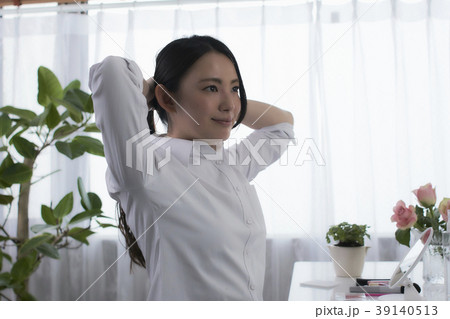 ビューティー 髪を結ぶ 若い女性 ビューティー 髪を結ぶ 若い女性 39140513