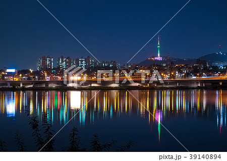 韓国 ソウル 盤浦漢江公園からの夜景の写真素材