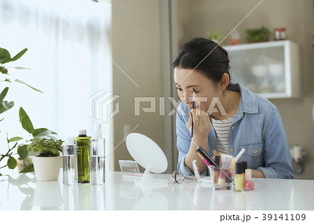 ビューティー　リビングでお化粧をする　若い女性 39141109