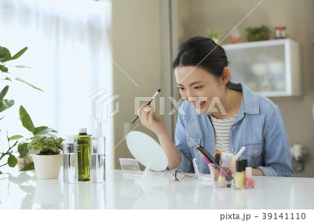 ビューティー　リビングでお化粧をする　若い女性 39141110