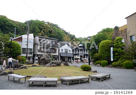 修善寺 独鈷の湯公園の「湯掛け稚児大師」にお湯を掛ける子供達 修善寺 独鈷の湯公園の「湯掛け稚児大師」にお湯を掛ける子供達 39141269