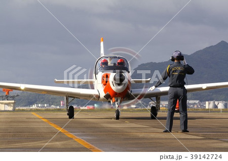小月航空基地の航空祭、駐機場から整備員の誘導で地上滑走を開始する海上自衛隊のT-5国産初等練習機 39142724