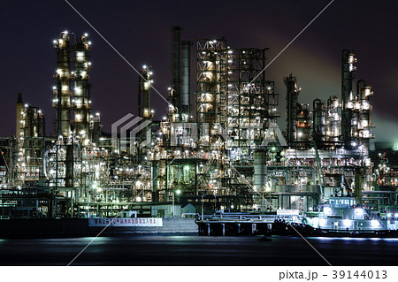 横浜 新磯子町の工場夜景の写真素材