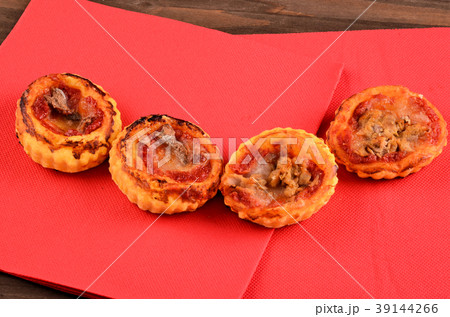 Mini pizza topped with cherry tomatoes and capers Mini pizza topped with cherry tomatoes and capers 39144266